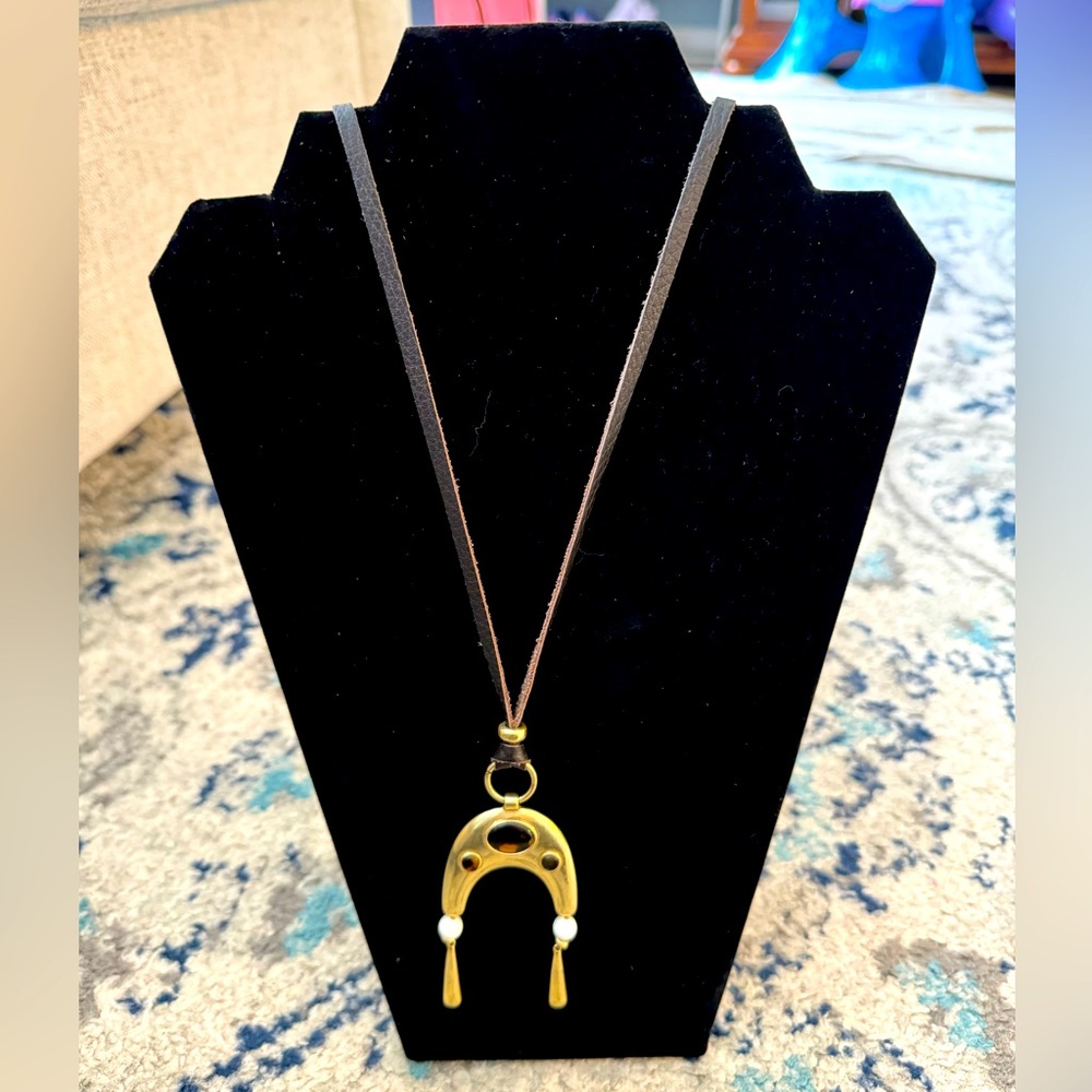 Lucky brand gold horseshoe and pleather pendant necklace